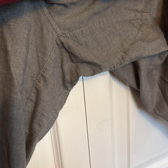 Men’s Lululemon’s flat front shorts. Size 38 - Picture 4 of 5